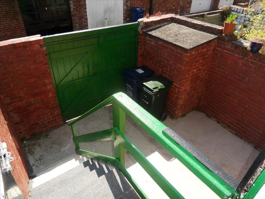 Private Yard to Rear