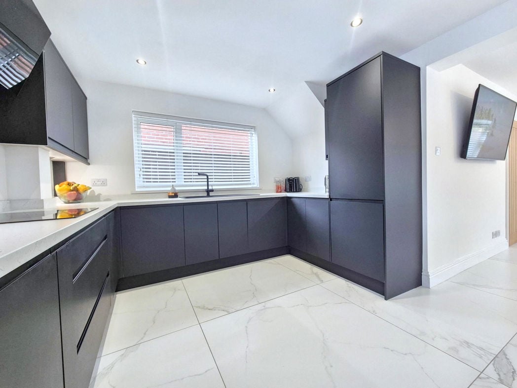 Property image 11 of 28
