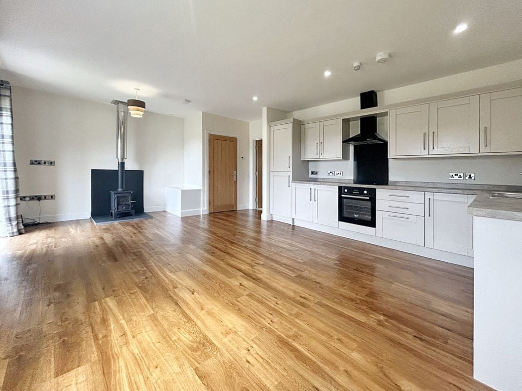 OPEN PLAN LOUNGE/KITCHEN
