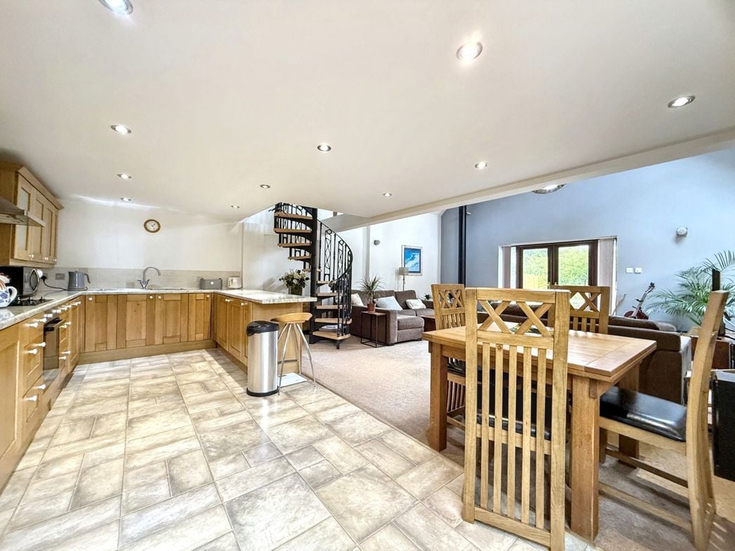 Property image 11 of 27