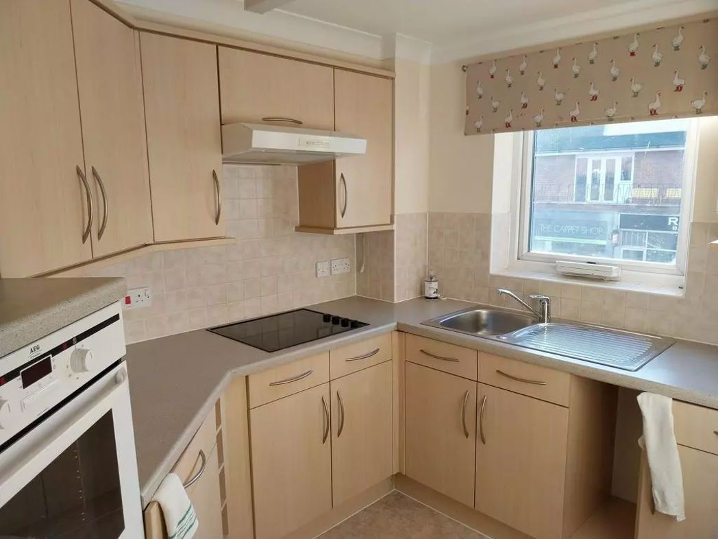 16 Roman Court, Edenbridge, Kent, TN8 5LW