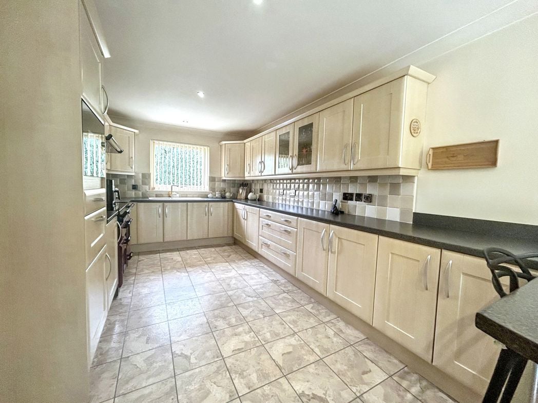 Property image 10 of 28