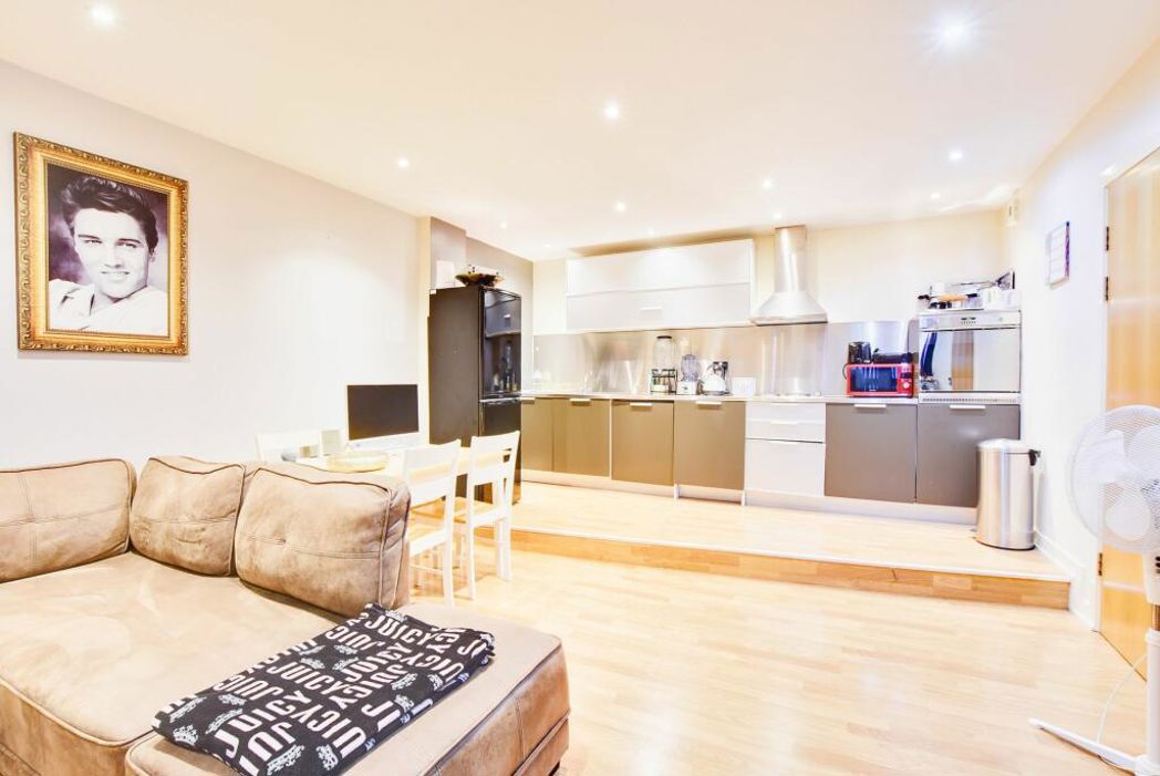 Property image 2 of 9