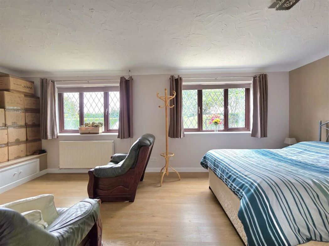 Property image 16 of 33