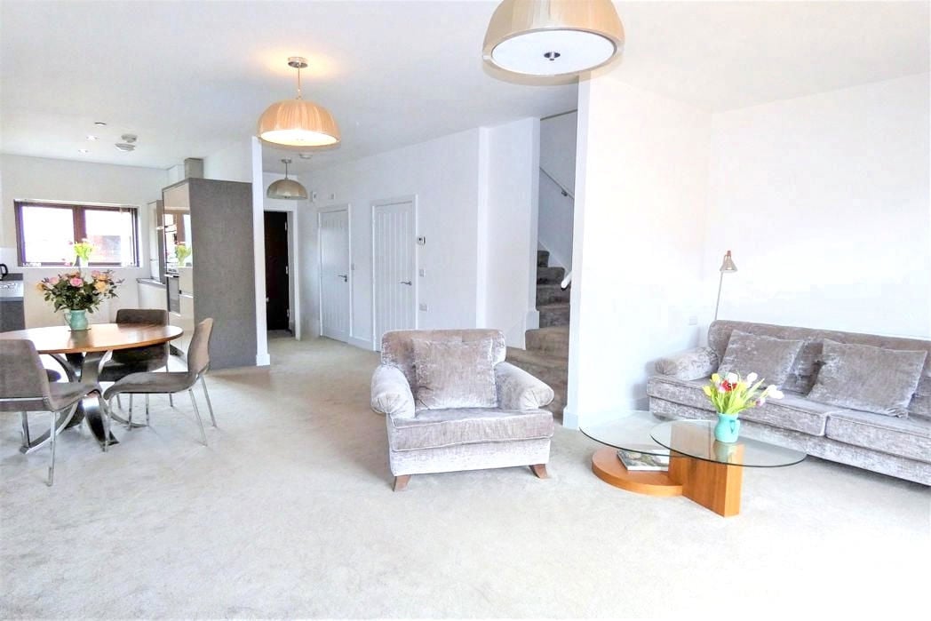 Property image 4 of 11