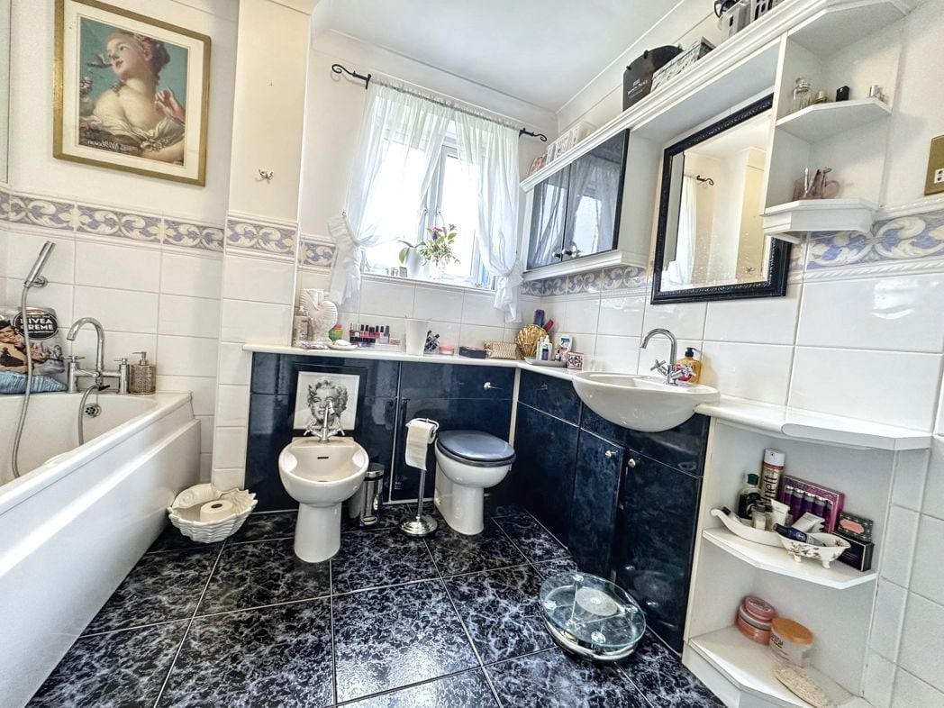 Property image 25 of 31
