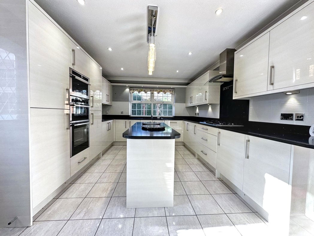 Property image 10 of 27