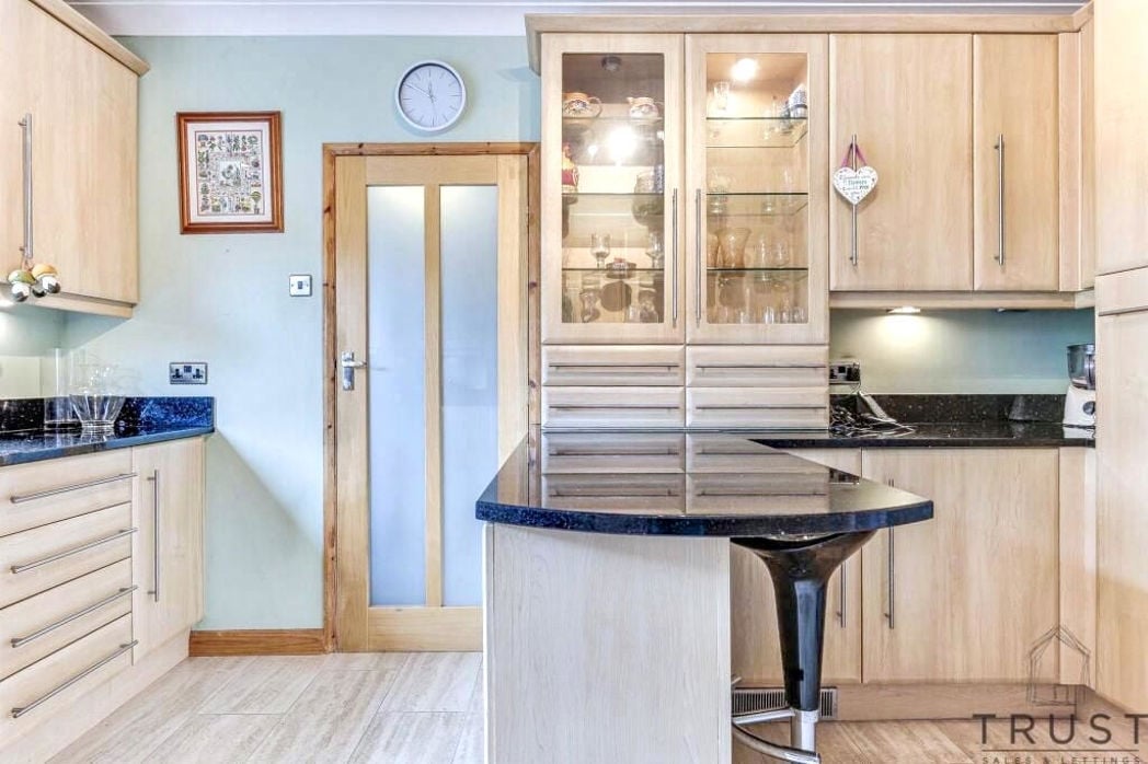 Property image 4 of 32