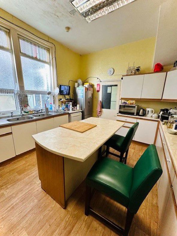 Pembroke Hotel, 17, Blackpool, Lancashire, FY1 1RN