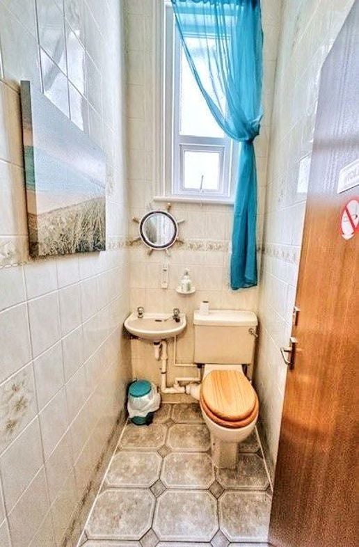 Pembroke Hotel, 17, Blackpool, Lancashire, FY1 1RN