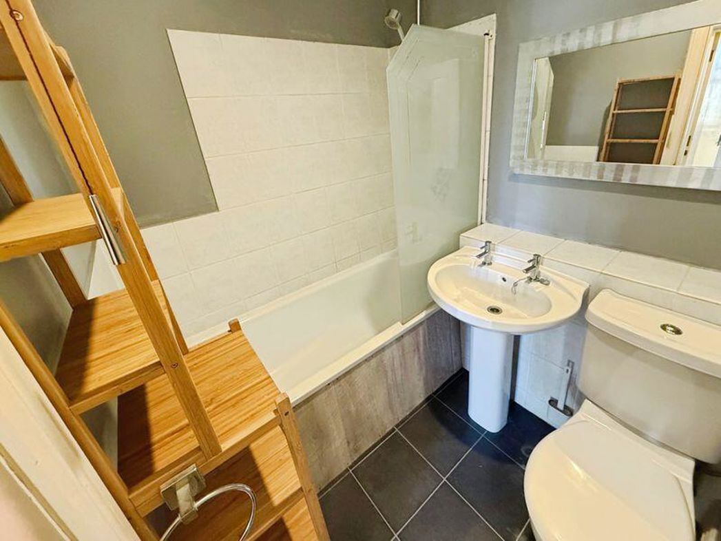 Flat 8, 60, Bournemouth, Dorset, BH1 4DT