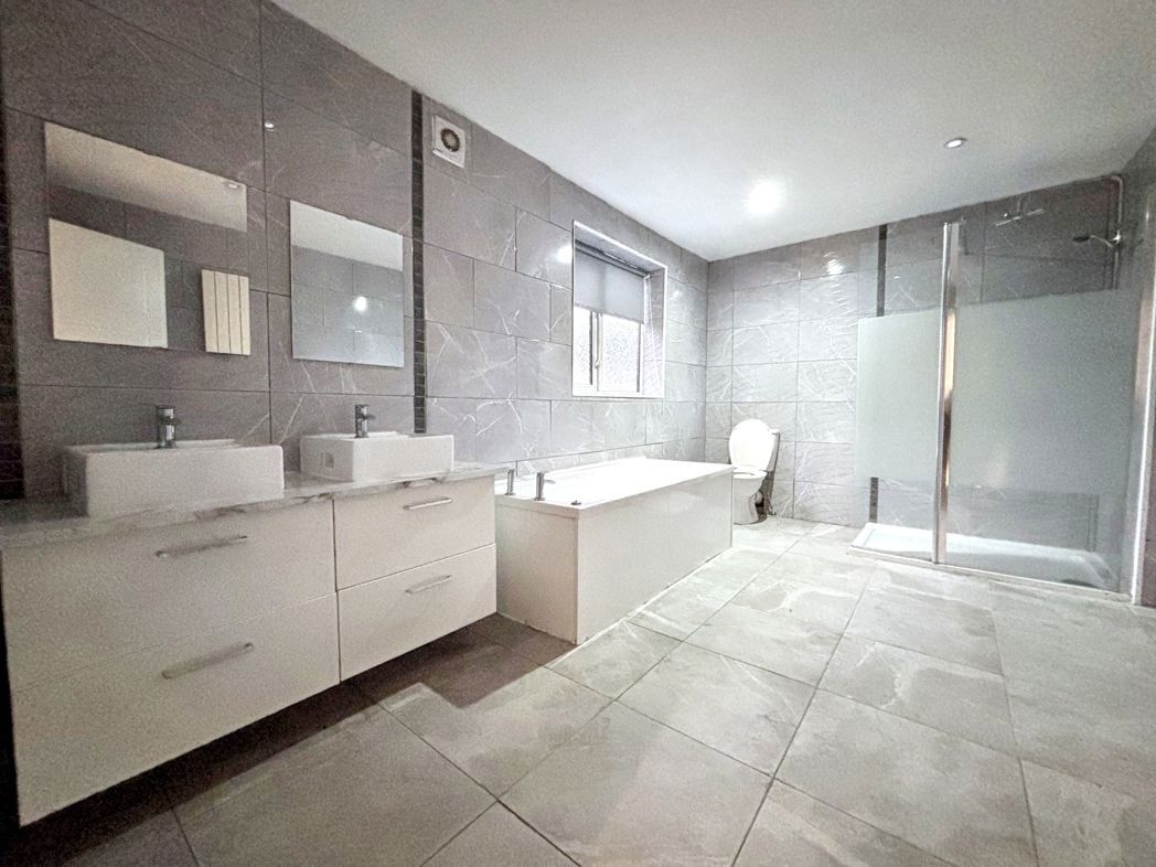 Property image 8 of 11