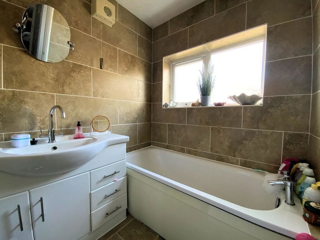 Property image 2 of 9