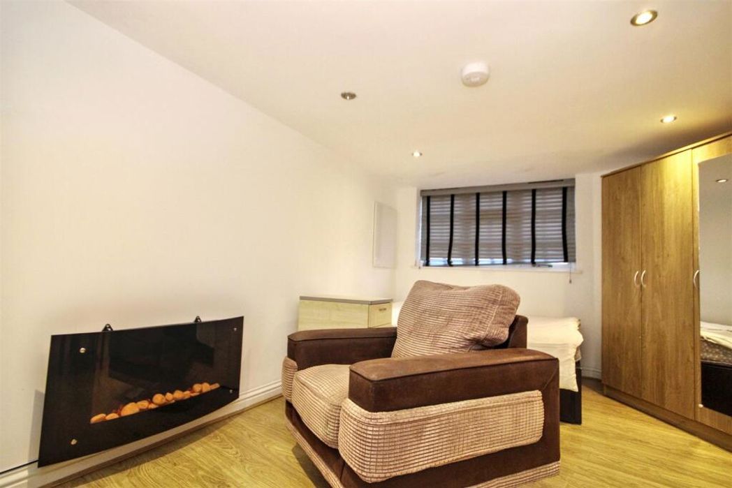 38, Guildford, Surrey, GU2 4AU