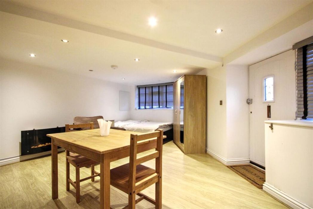 38, Guildford, Surrey, GU2 4AU