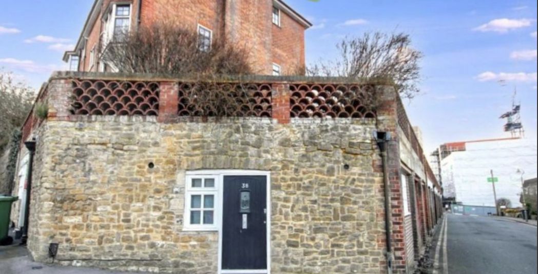 38, Guildford, Surrey, GU2 4AU