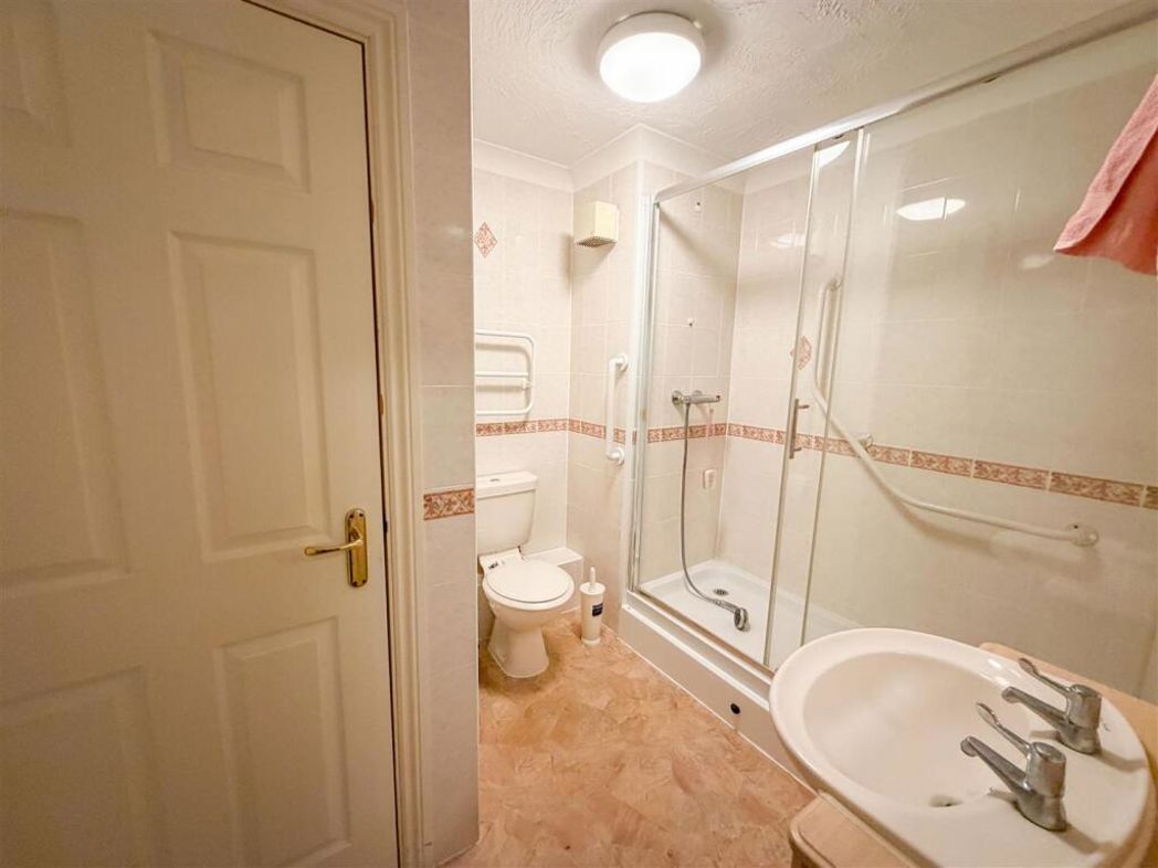 Property image 8 of 16