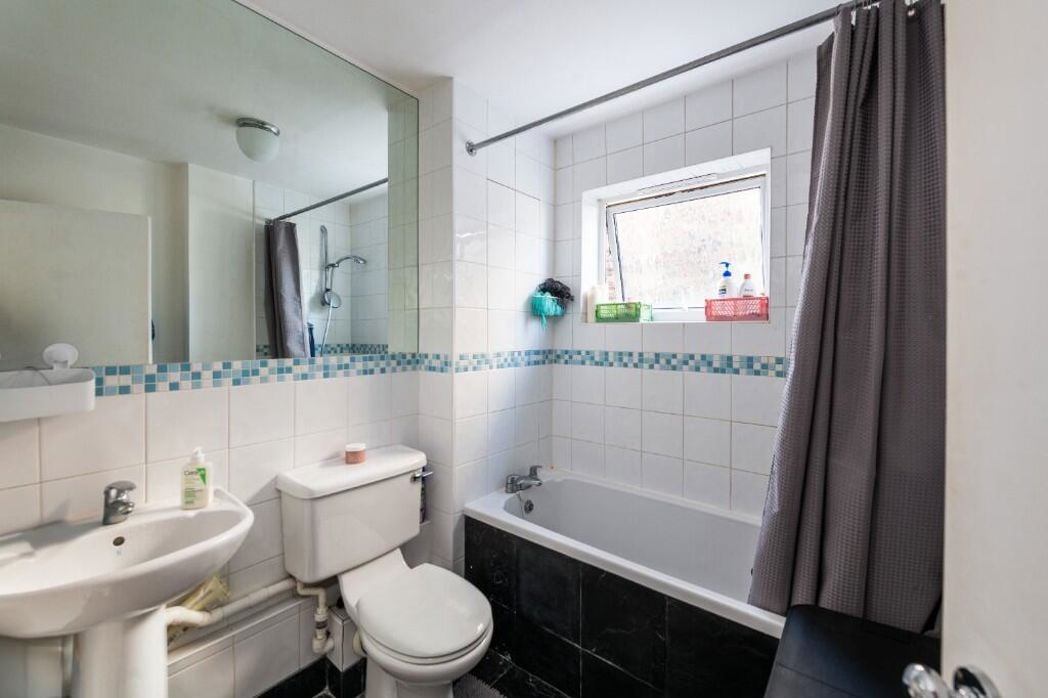 Flat 12 Jefferson Court, Redhill, Surrey, RH1 1NQ