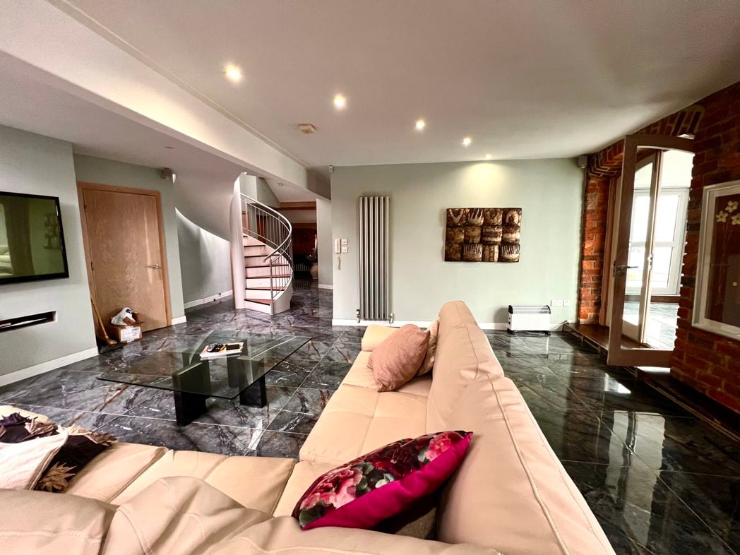 Property image 11 of 32