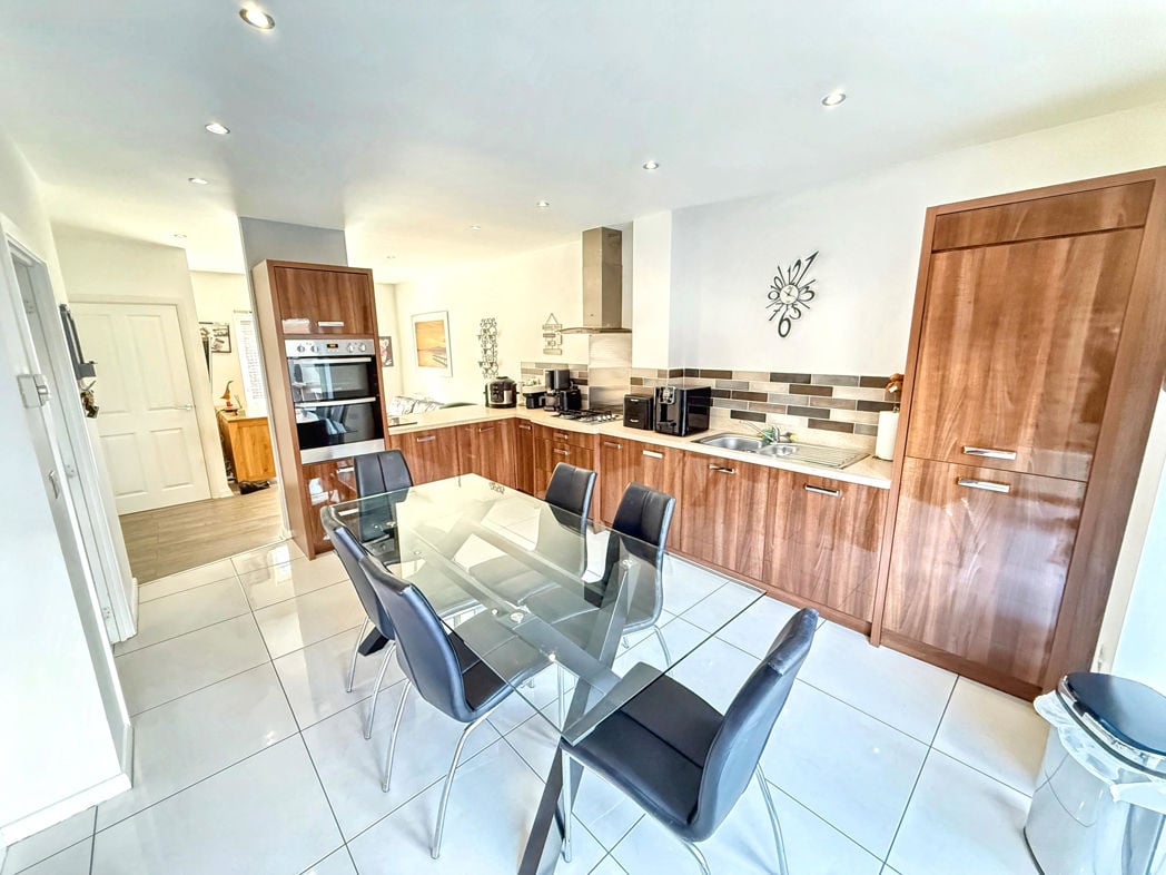 Property image 3 of 18