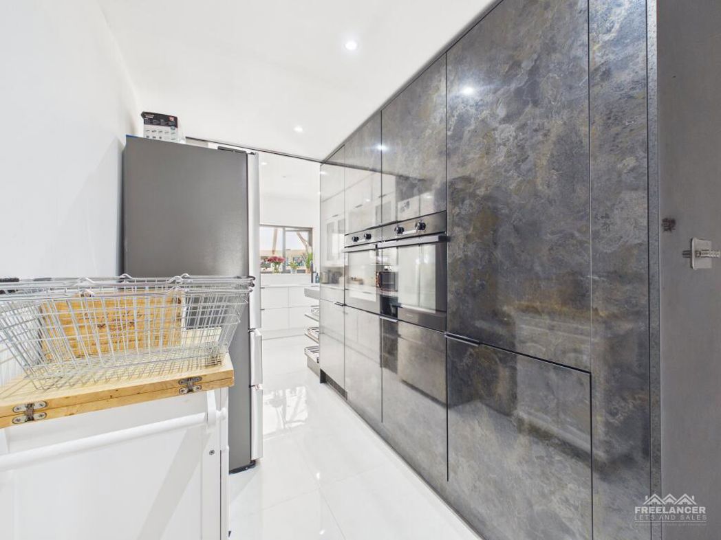 Property image 21 of 38