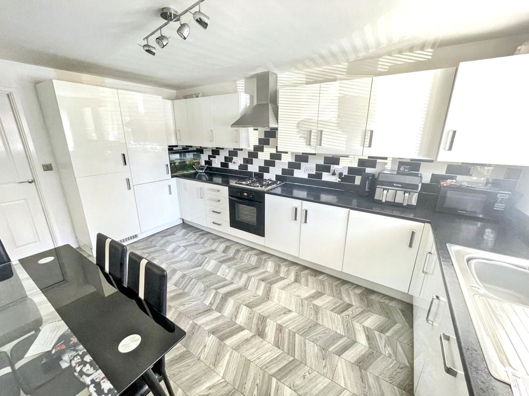 Property image 3 of 11