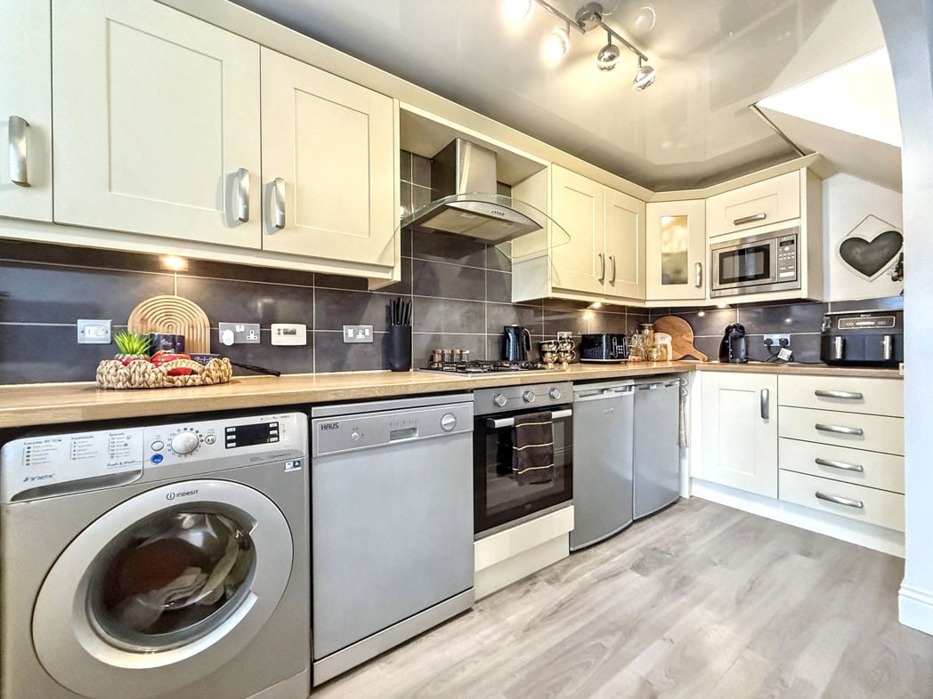 Property image 11 of 28