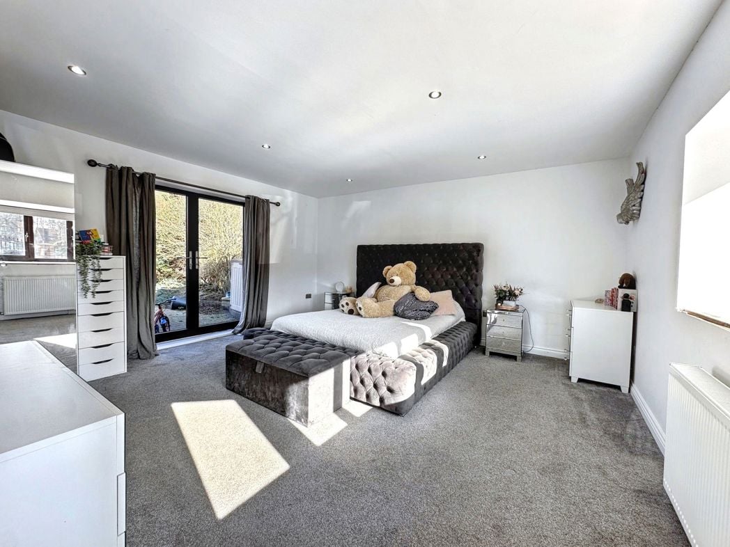 Property image 11 of 32