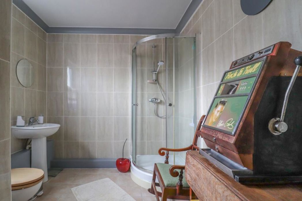 Property image 10 of 11