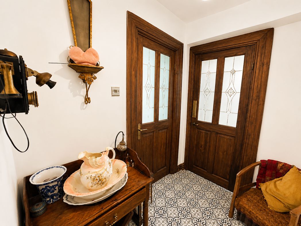 Entrance/Stairway