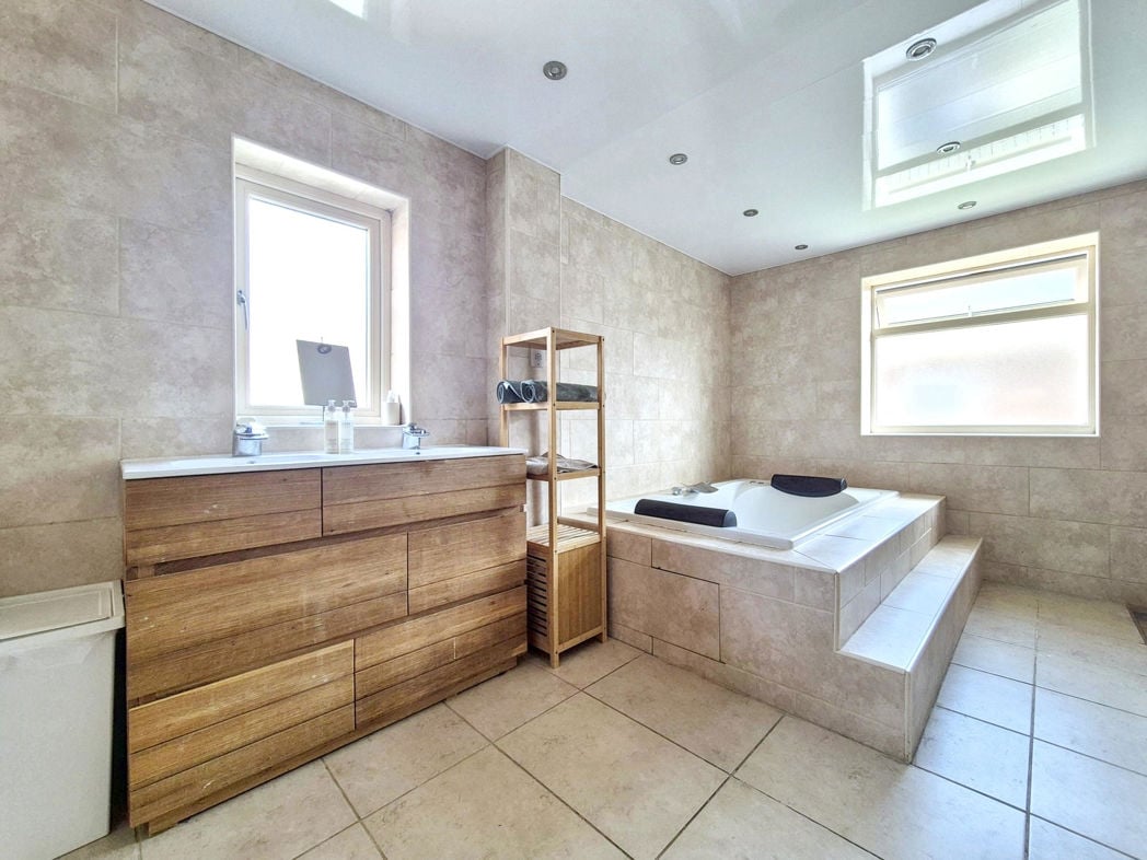 Family Bathroom.
