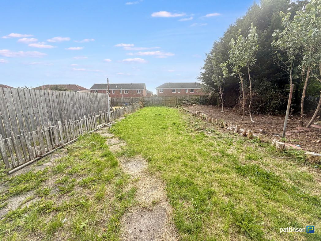 Large Garden behind Double Garage