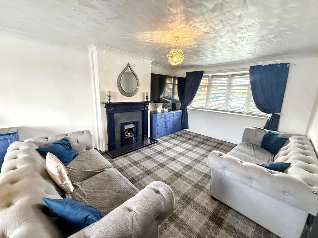 Lounge/Dining Area