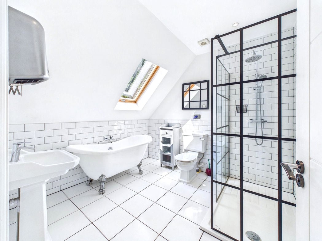 En suite bathroom room