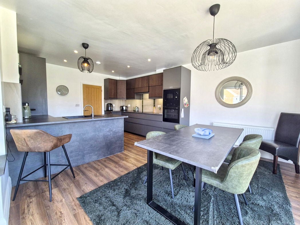 Kitchen / Dining Area