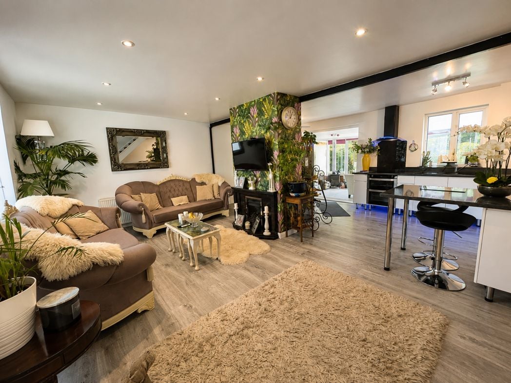 FAMILY OPEN PLAN ROOM
