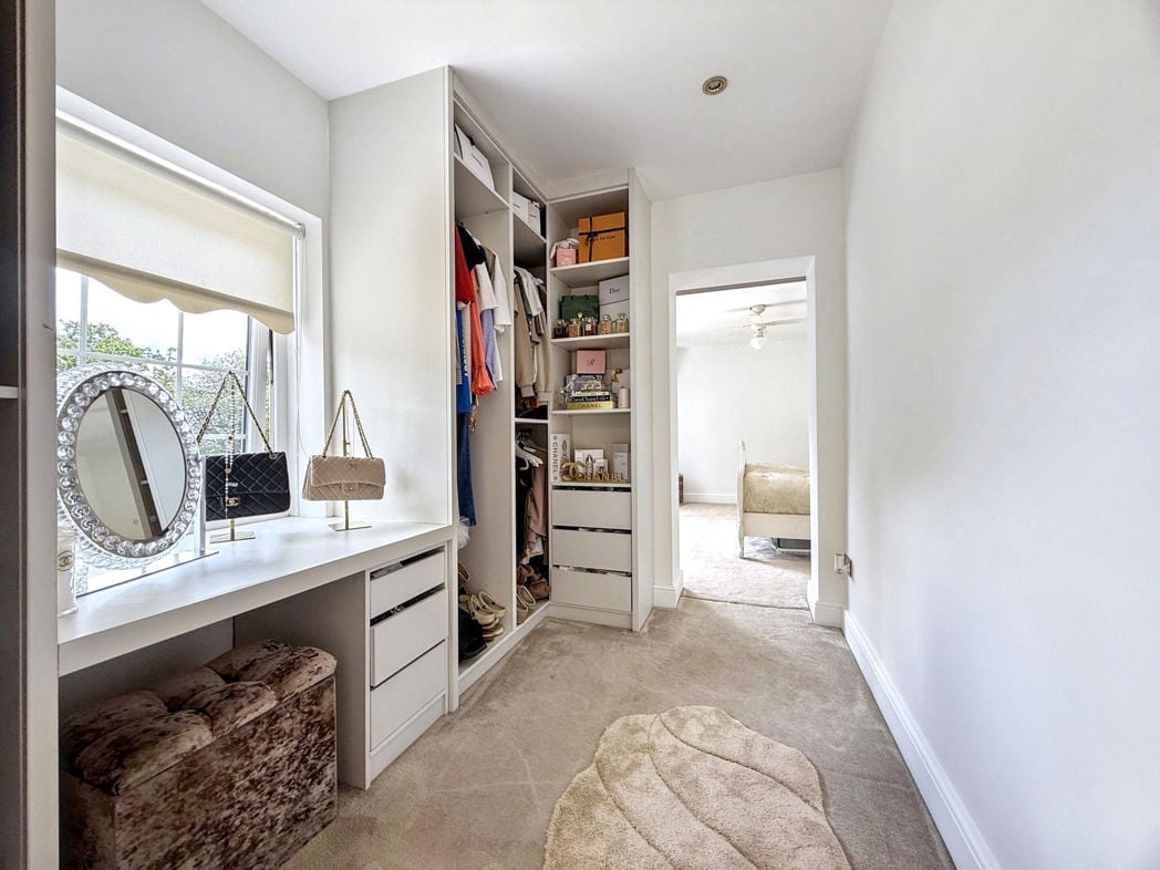 Walk In Dresser/Wardrobe