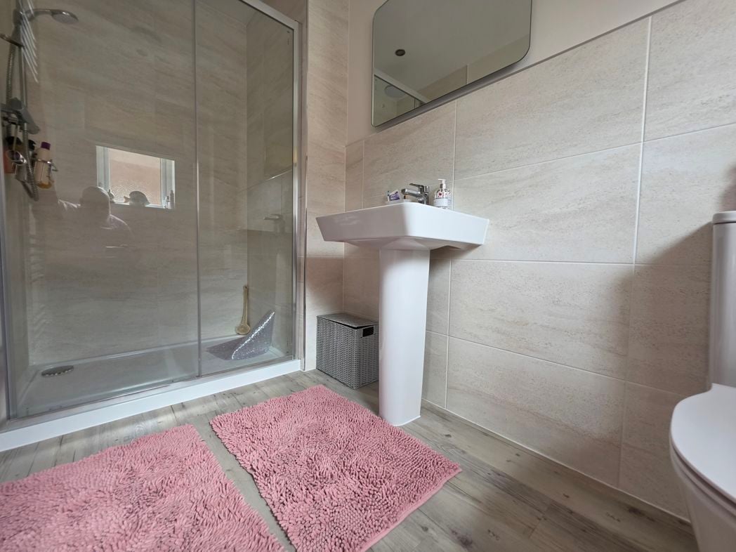 Bedroom 2 - En suite