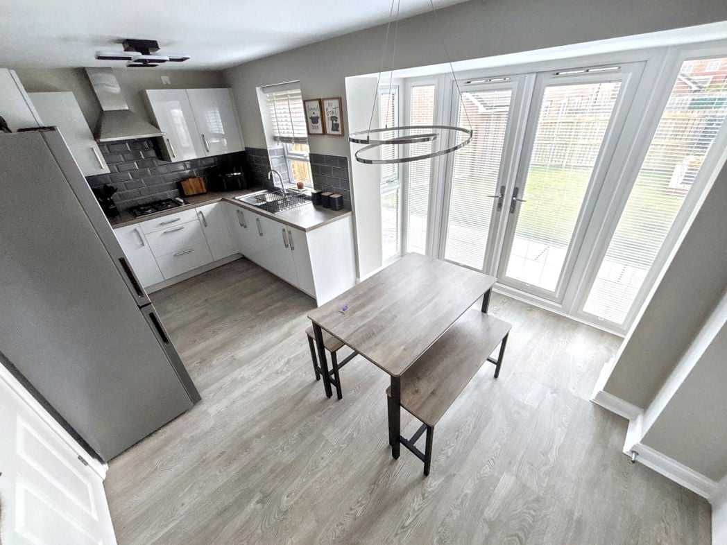 Kitchen / Dining Area