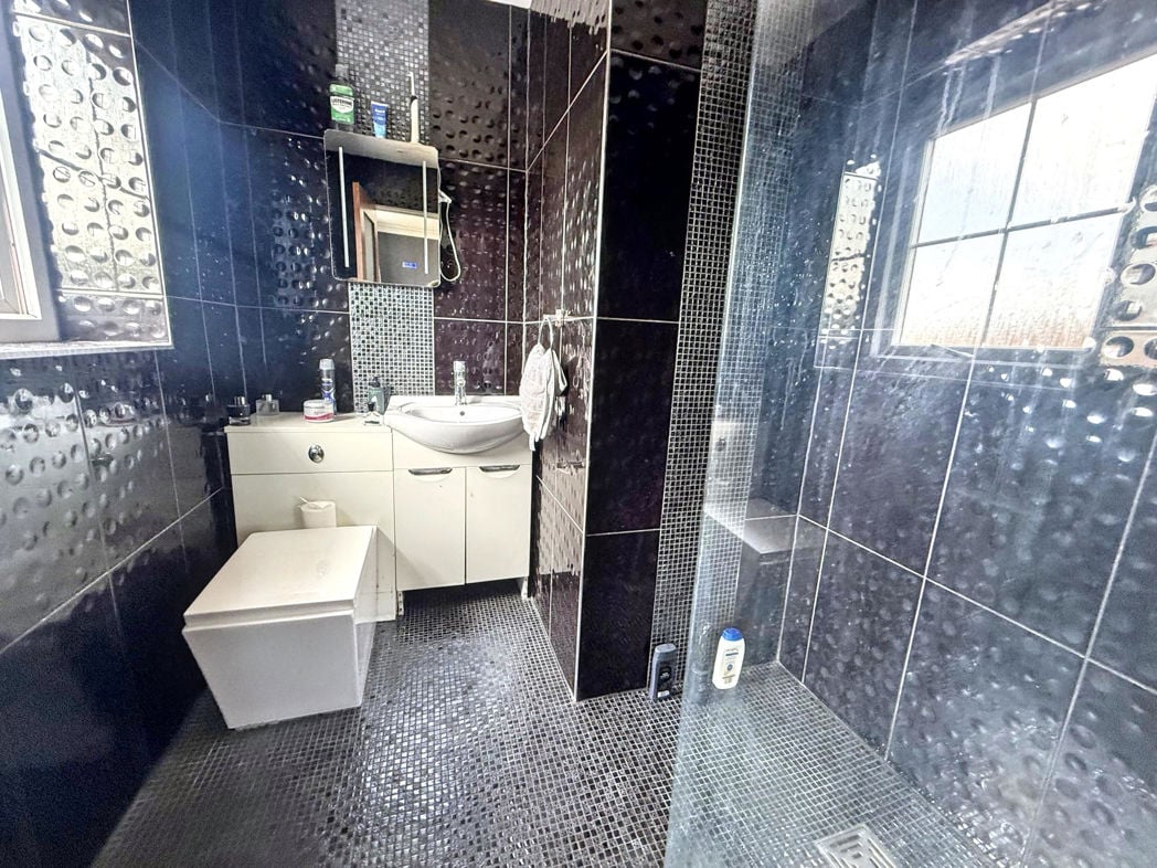 En suite / wet room