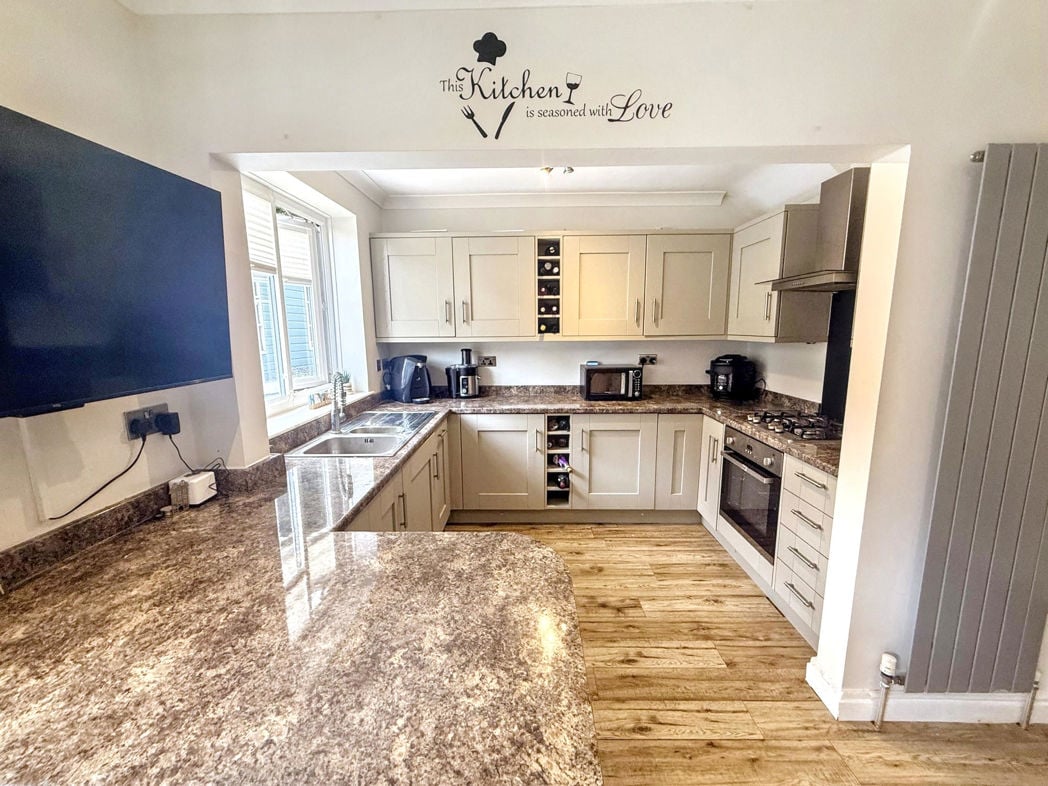 Kitchen / Dining Area
