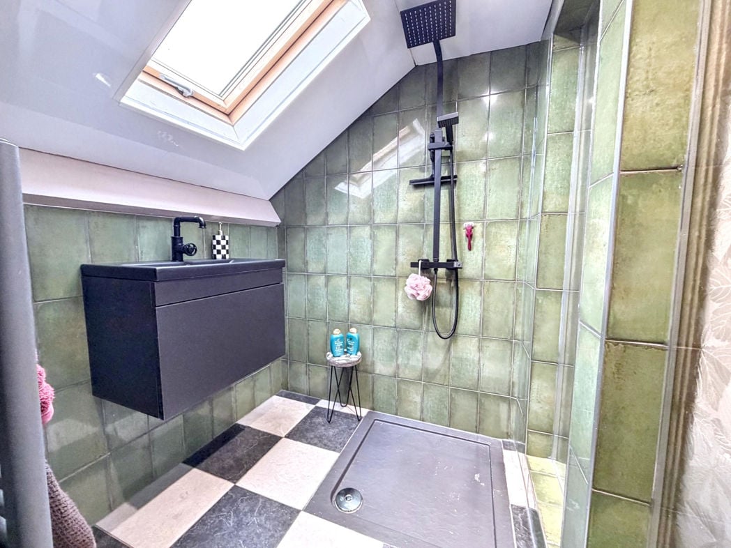 en-suite shower room